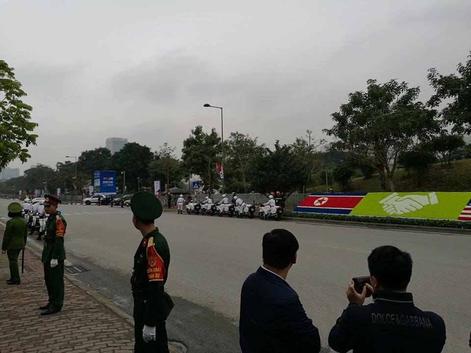 Hình ảnh đầu tiên của phái đoàn Tổng thống Trump trên đường phố Hà Nội - 1