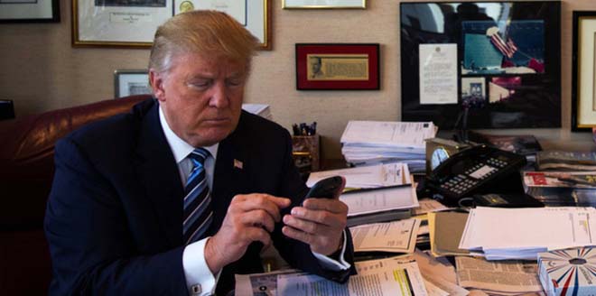 Tổng thống Donald Trump đang sử dụng điện thoại gì ở Việt Nam? - 2