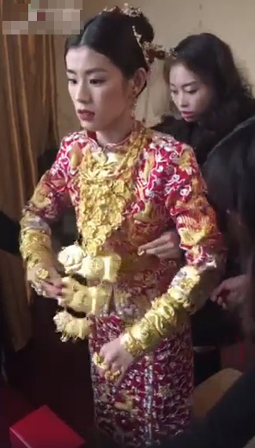 Cô dâu Trung Quốc khoác hơn chục cây vàng trong đám cưới gây xôn xao - 3