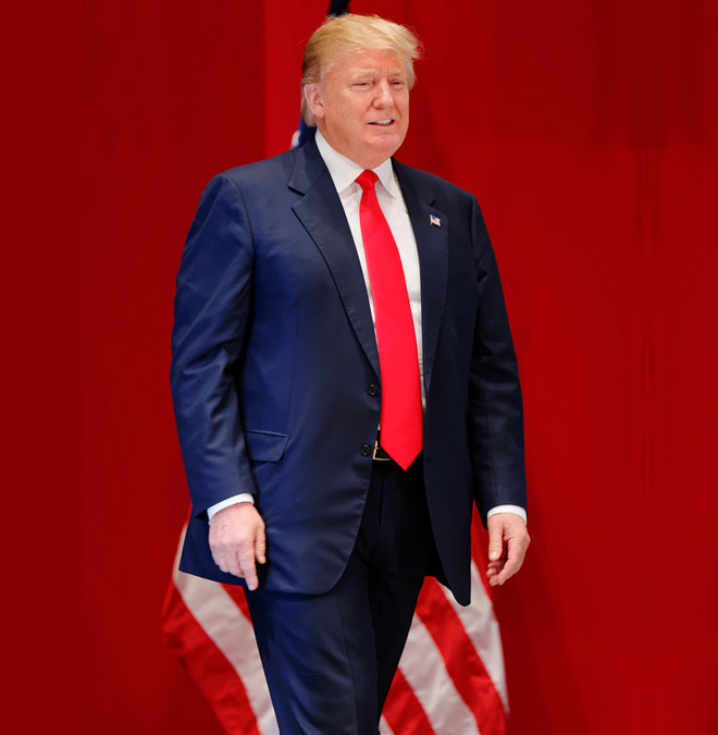 Tổng thống Trump đeo cà vạt to và dài để trông gầy hơn - 1