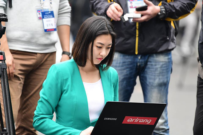 Nữ phóng viên Hàn đẹp như minh tinh tác nghiệp tại Hội nghị Thượng đỉnh - 1