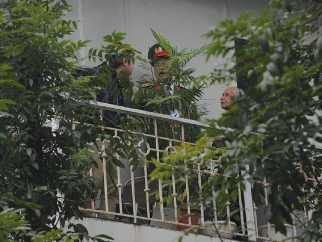 Tin tức trong ngày - Bất chấp nguy hiểm, phóng viên nước ngoài leo lên tầng 2 để "săn" ảnh ông Kim Jong Un