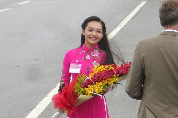 4 cô gái Việt nổi tiếng nhờ được tặng hoa cho Tổng thống Mỹ - 10