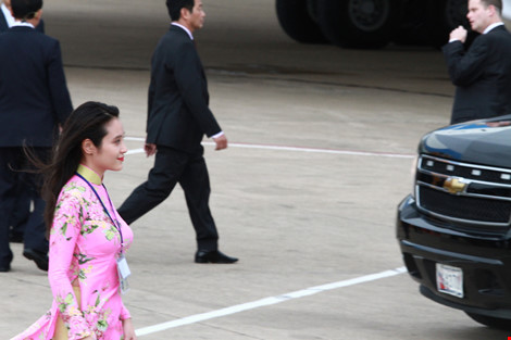 4 cô gái Việt nổi tiếng nhờ được tặng hoa cho Tổng thống Mỹ - 14