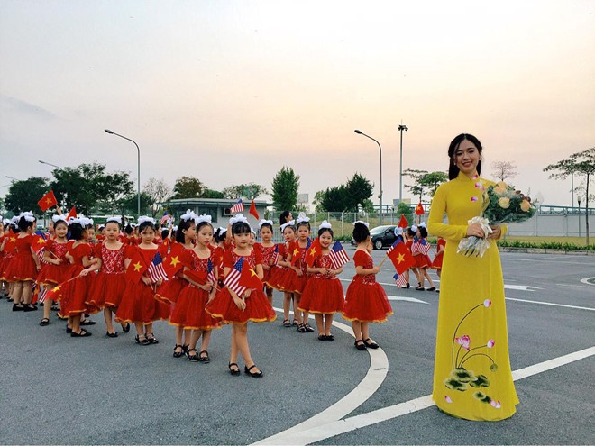 4 cô gái Việt nổi tiếng nhờ được tặng hoa cho Tổng thống Mỹ - 6