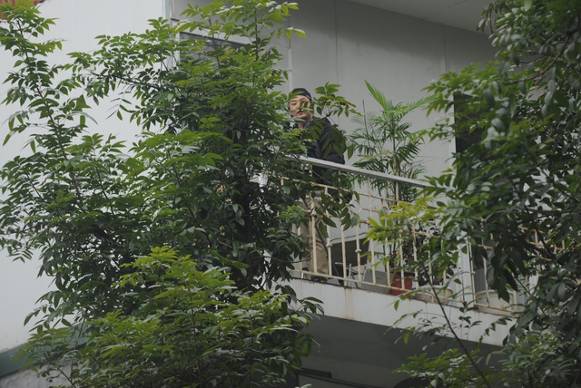 Bất chấp nguy hiểm, phóng viên nước ngoài leo lên tầng 2 để &#34;săn&#34; ảnh ông Kim Jong Un - 1