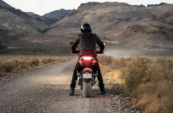 Mỹ ra mắt xe máy điện chạy 200 km/h, sạc 95% pin chỉ trong 1h - 3