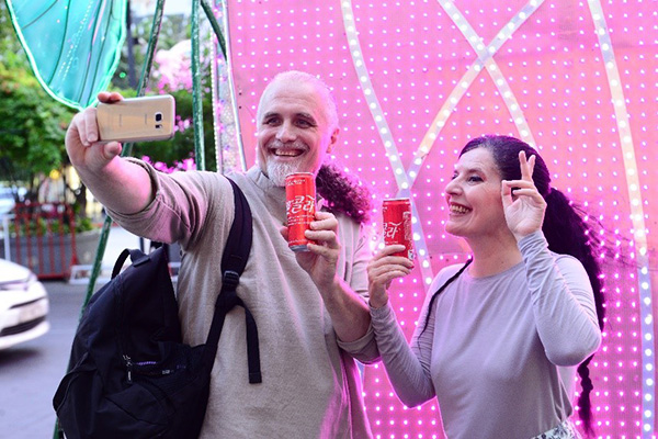 Sự thật về ý nghĩa của mẫu lon Coca-Cola phiên bản song ngữ - 3