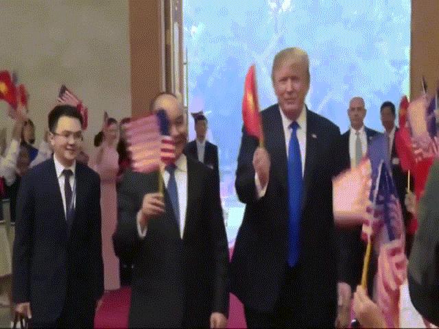Hình ảnh Tổng thống Mỹ Donald Trump vẫy cờ Việt Nam gây sốt mạng xã hội