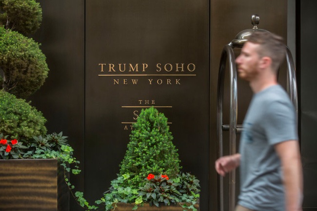 Trên trang web của mình, tập đoàn Trump liệt kê đang sở hữu 11 khách sạn, trong đó lớn nhất là Khách sạn quốc tế Trump & New York Tower tọa lạc tại quê hương của ông.