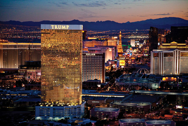 Trump Las Vegas bắt đầu được đưa vào sử dụng từ năm 2008. Tòa nhà có 64 tầng gồm 1282 phòng và 2 bãi đậu xe. Ông Trump từng tuyên bố sẽ xây một tòa tháp thứ hai giống hệt ở bên cạnh nhưng kế hoạch đã bị đình chỉ sau đó.