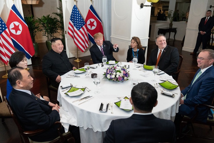 Người phụ nữ có mặt trong hai cuộc gặp riêng giữa ông Trump và ông Kim - 1