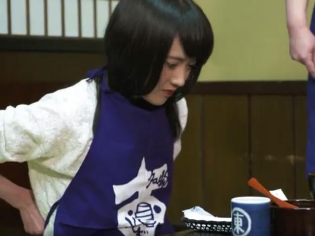 Ẩm thực - Cô gái trẻ xinh đẹp lập kỷ lục ăn hết 300 bát mì chỉ trong 17 phút