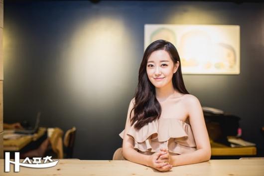 Nhan sắc nữ MC tác nghiệp trên nóc khách sạn Daewoo gây "sốt mạng" - 3