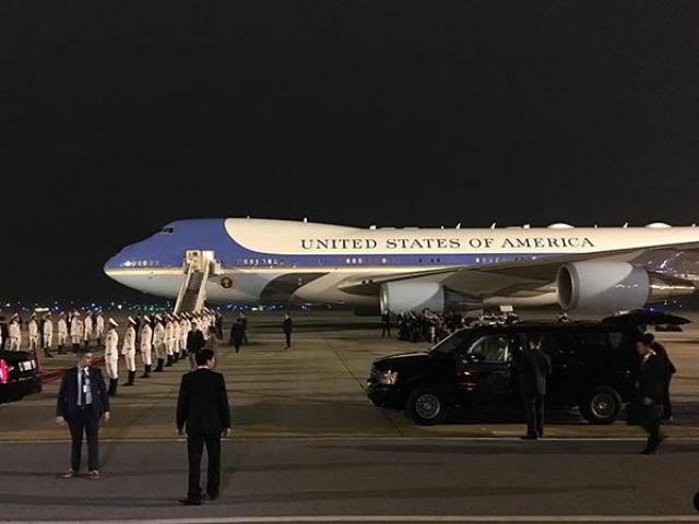 Tin tức trong ngày - Chuyên cơ Air Force One của Tổng thống Mỹ được bảo vệ thế nào tại Nội Bài?