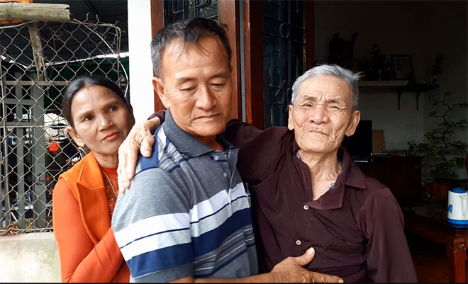 Cha già khóc nghẹn khi con trai trở về sau 26 năm nhận giấy báo tử - 1