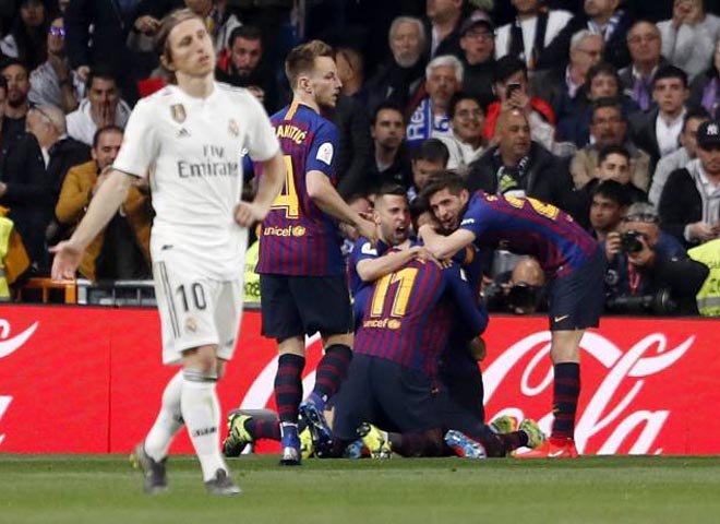 Vùi dập Real ở siêu kinh điển: HLV Barca chưa thỏa mãn, coi Suarez hơn Messi - 1