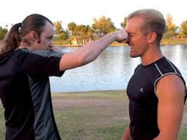 Thể thao - Đấm phát gục luôn như võ sỹ: Côn đồ coi thường người đi xe đạp và cái kết