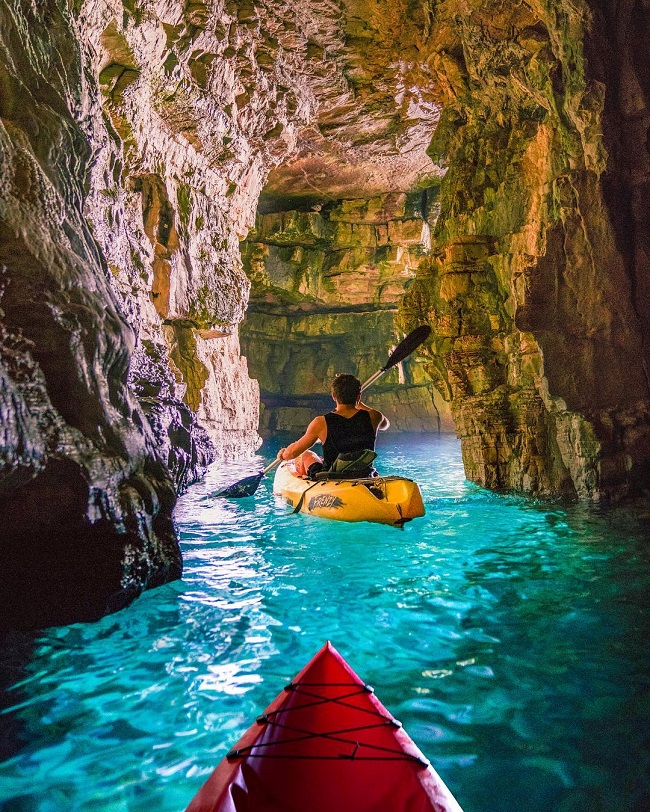 Hang động này nằm gần Pula, Croatia, là một địa điểm quen thuộc của dân phượt, nếu đến đây du khách nhớ đừng quên đèn pin, nó thật sự rất hữu ích.
