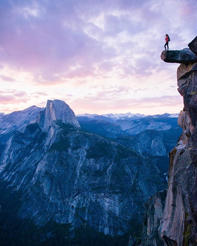 Tại Overhanging Rock, gần Glacier Point trong công viên quốc gia Yosemite, du khách sẽ có cảm giác như mình gần chạm tay vào bầu trời. Đây là một thung lũng tuyệt đẹp nhưng cũng không kém phần nguy hiểm.