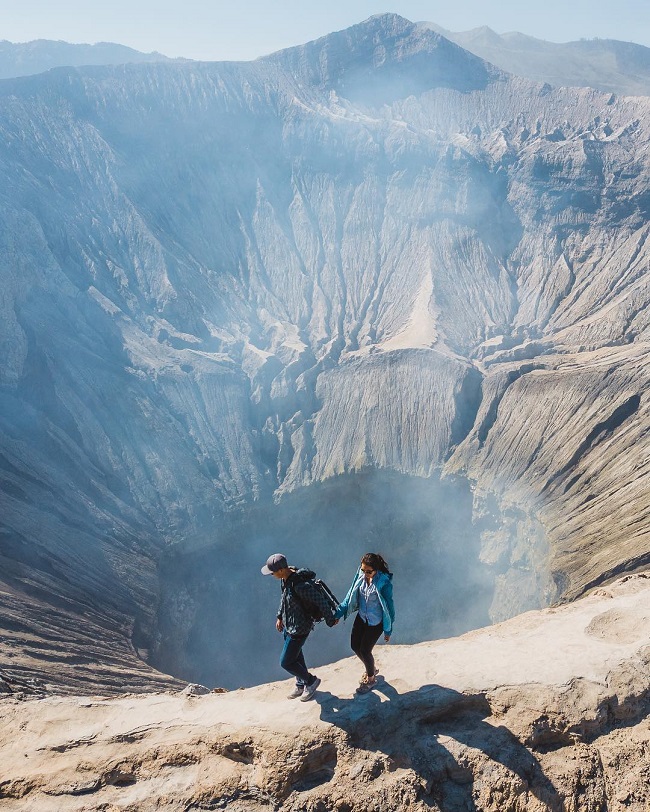 Cơ hội tuyệt vời để du khách có được một chuyến đi khám phá miệng núi lửa Bromo, Indonesia. Liệu bao nhiêu người đủ can đảm nhìn xuống miệng núi lửa đang hoạt động như thế này.