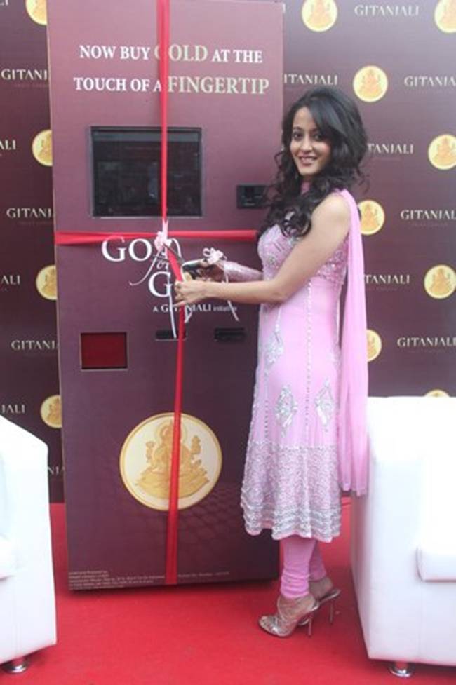 Năm 2011, hãng sản xuất đồ trang sức&nbsp;Gitanjali trình làng máy ATM bán vàng và kim cương ở Ấn Độ.