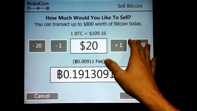 Khách có thể cho thêm tiền mặt vào để mua Bitcoin. Để giao dịch, khách phải quét lòng bàn tay để nhận diện.&nbsp;