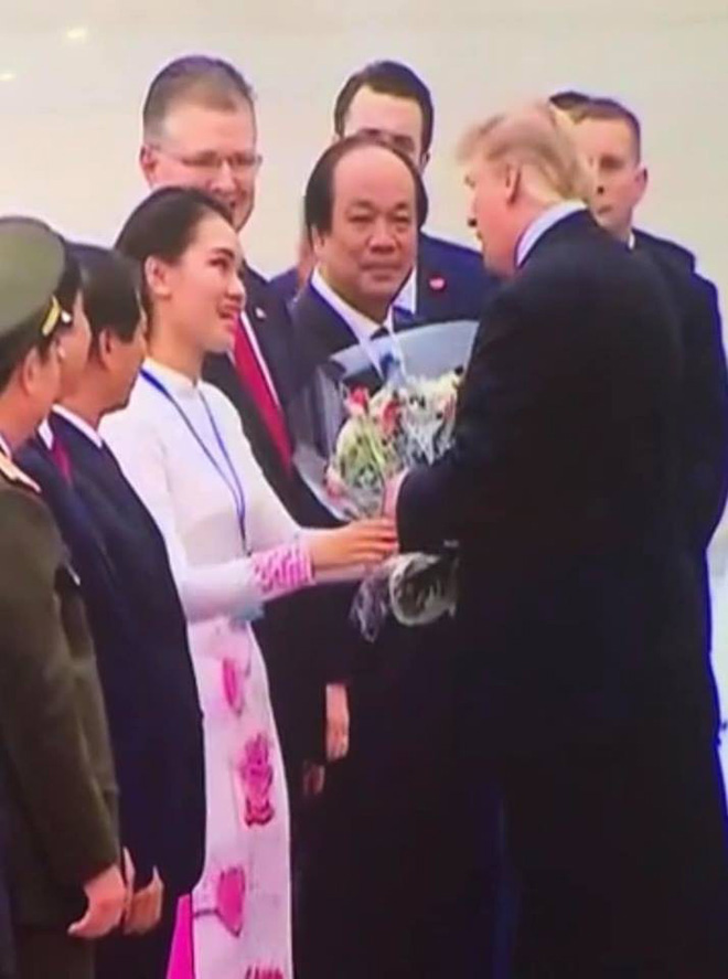Nữ sinh Ngoại giao tặng hoa và trò chuyện tiễn TT Donald Trump về nước - 1