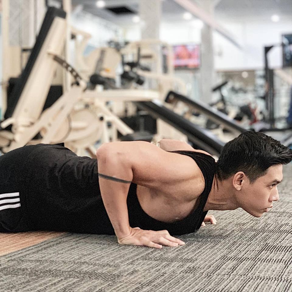 Nam ca sĩ 32 tuổi, body 6 múi bị tai biến gần liệt nửa người hiện ra sao? - 6