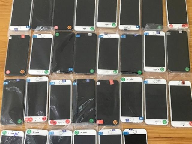 Thị trường - Tiêu dùng - Người đàn ông nhập cảnh với 58 chiếc đồng hồ cuốn quanh bụng