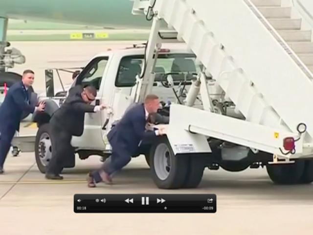 Tin tức trong ngày - Chuyện ít biết về việc đặc vụ Mỹ tự đẩy xe thang khỏi máy bay của ông Trump