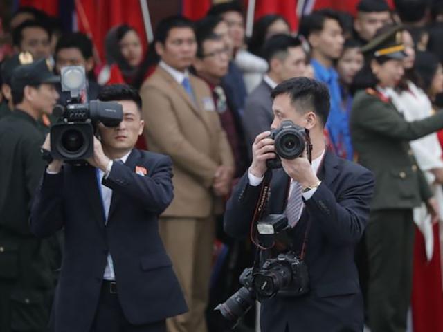 Phóng viên Triều Tiên đưa tin về ông Kim Jong Un ở Hà Nội như thế nào?
