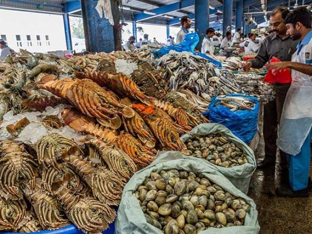 Dubai nổi tiếng xa xỉ, ngay cả chợ hải sản cũng hoành tráng như thủy cung