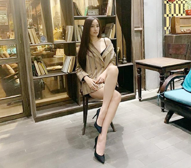 Hoa hậu Mai Phương Thúy khoe thời trang dạo phố nữ tính - 3