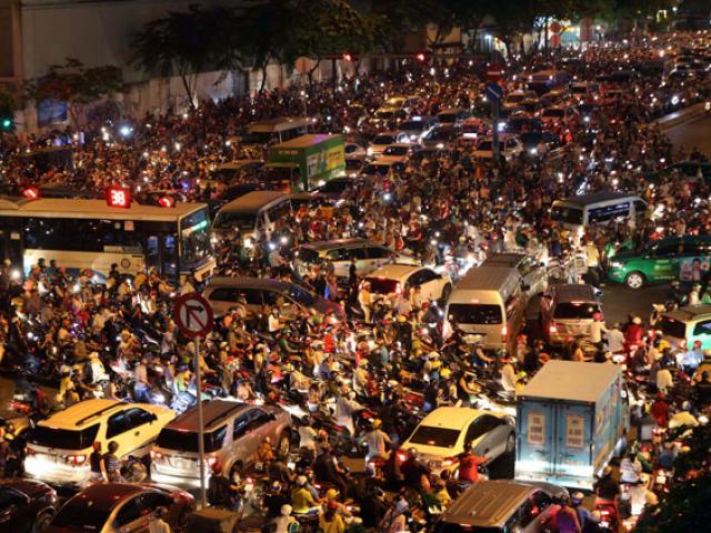 Tin tức trong ngày - Gần 63% người dân đồng tình hạn chế xe cá nhân ở TP.HCM