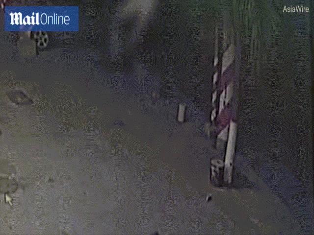Phi thường - kỳ quặc - Video: Rơi từ tầng 5 xuống đất, bé trai vẫn ngồi dậy như thường