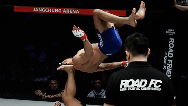 Kinh ngạc MMA: “Ninja” ra đòn &#34;Người dơi&#34; hạ đo ván đối thủ - 1