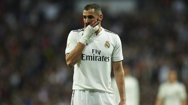 Real tái đấu Barca: Benzema bị trộm đồ, fan đòi Mourinho trở lại - 2
