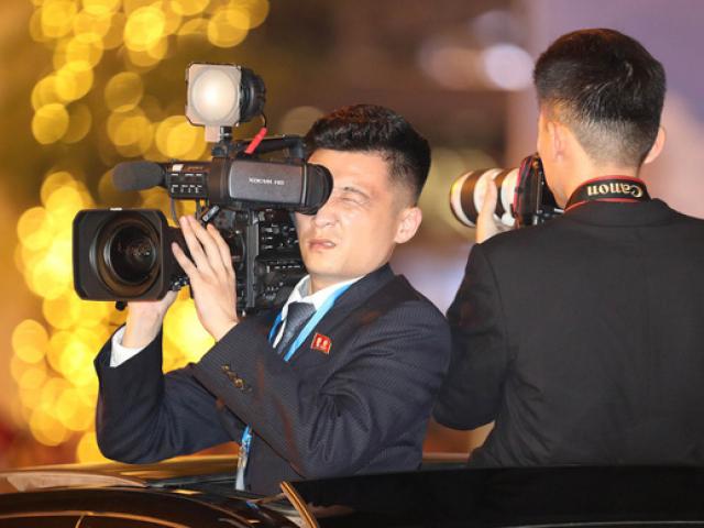 Tin tức trong ngày - "Soi" đồ nghề của phóng viên Triều Tiên tháp tùng Chủ tịch Kim Jong Un