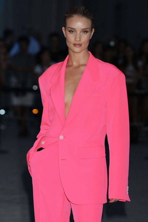 Học bà xã “Người vận chuyển” cách mặc blazer sang trọng - 5