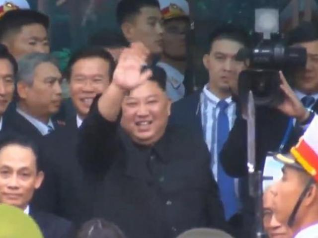 Lên tàu về nước, ông Kim Jong Un vẫy tay chào và cảm ơn Việt Nam