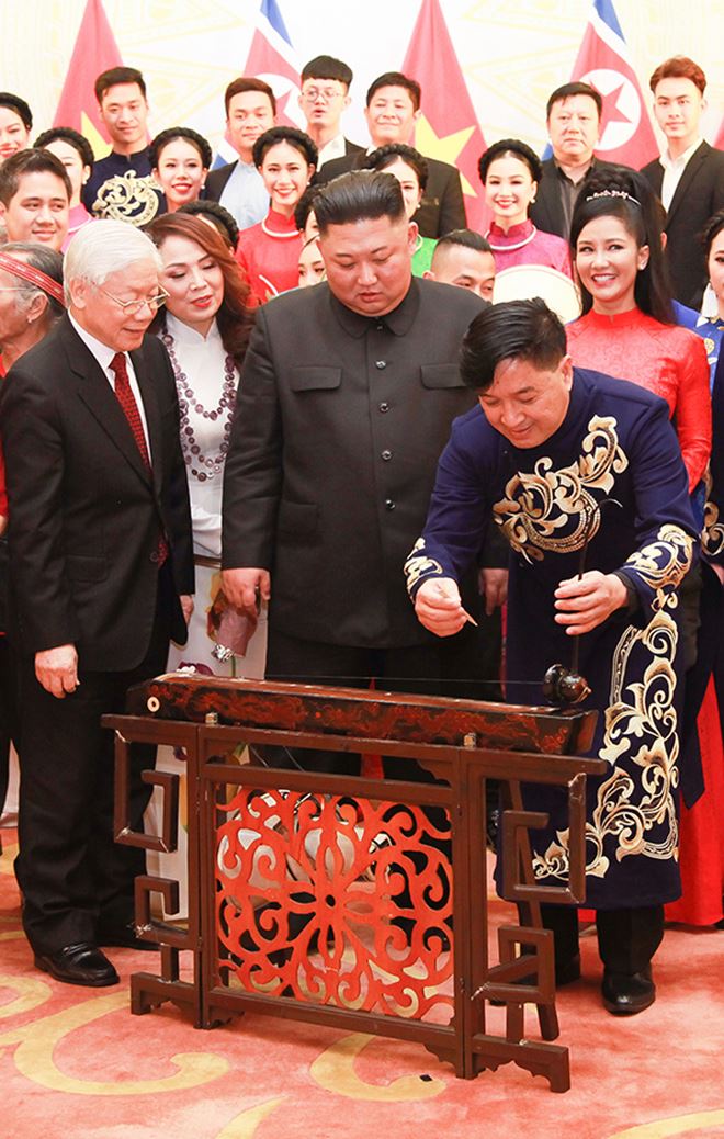 Nghệ sĩ Việt hướng dẫn Chủ tịch Kim Jong Un chơi đàn bầu là ai? - 1