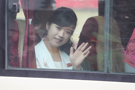 Cận cảnh những "bóng hồng" quyền lực trong đoàn Chủ tịch Kim Jong Un - 7