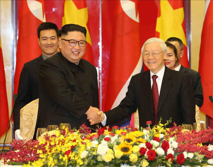 Chủ tịch Triều Tiên Kim Jong Un vui vẻ đánh thử đàn bầu, đàn K&#39;lông pút - 1