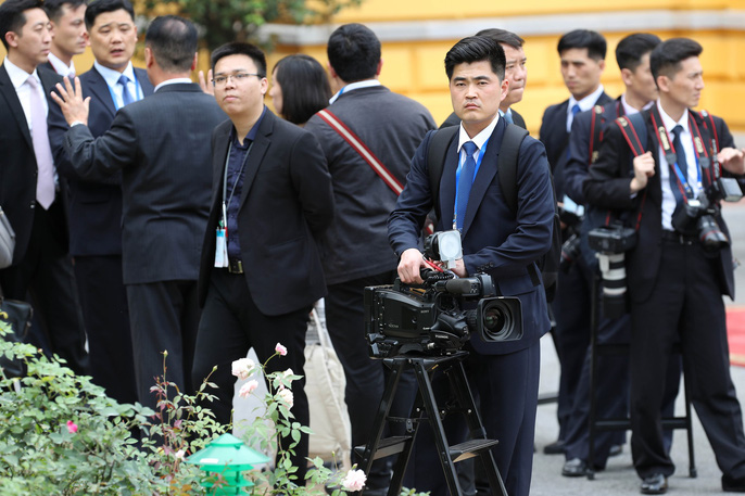 &#34;Soi&#34; đồ nghề của phóng viên Triều Tiên tháp tùng Chủ tịch Kim Jong Un - 1