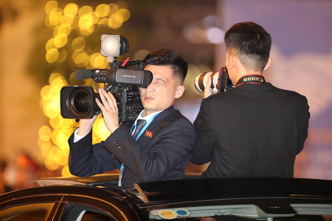 "Soi" đồ nghề của phóng viên Triều Tiên tháp tùng Chủ tịch Kim Jong Un - 10