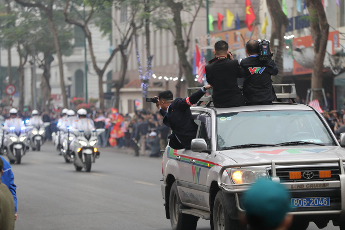 "Soi" đồ nghề của phóng viên Triều Tiên tháp tùng Chủ tịch Kim Jong Un - 11