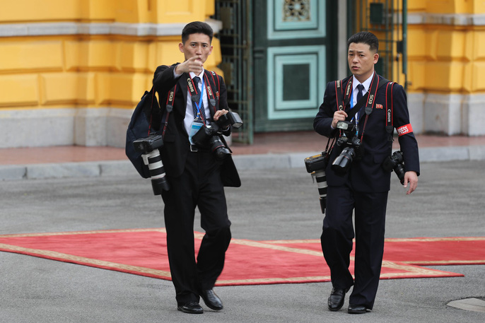 "Soi" đồ nghề của phóng viên Triều Tiên tháp tùng Chủ tịch Kim Jong Un - 3