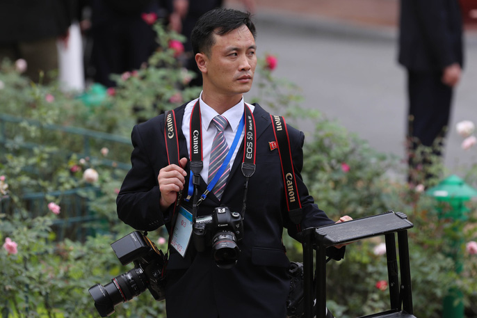 "Soi" đồ nghề của phóng viên Triều Tiên tháp tùng Chủ tịch Kim Jong Un - 4