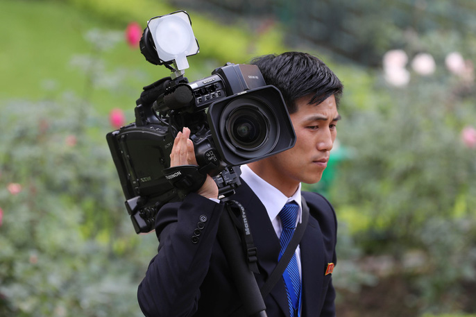 "Soi" đồ nghề của phóng viên Triều Tiên tháp tùng Chủ tịch Kim Jong Un - 5